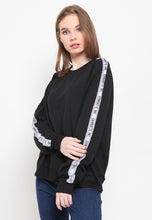 Load image into Gallery viewer, White Stripe Ganbatte Sweatshirt